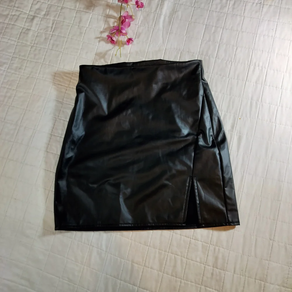 & Other Stories Sleek Black Mini Skirt - Picture 5 of 7